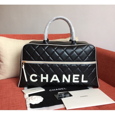 Chanel香奈兒 vintage 中古 波士頓 旅行包 旅遊必備單品，此款以休閒生活方式為理念的經典旅行造型，以輕盈的格羊皮經典的logo圖案裝飾 ，拉鍊式開合，內置護照夾位 長47.寬15.高17