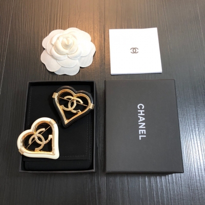 Chanel香奈兒 新款胸針恰到好處的設計質感盡情展現。無論大方得體的正裝，還是簡約幹練的休閒服，頸間光彩都能使人魅力爆燈