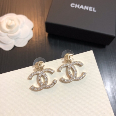 Chanel香奈兒 小香風新款耳釘恰到好處的設計質感盡情展現。無論大方得體的正裝，還是簡約幹練的休閒服，頸間光彩都能使人魅力爆燈