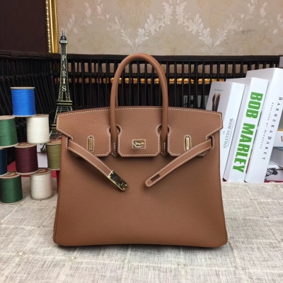 愛馬仕Hermes 經典款～【現貨】 BirKin25cm 原廠頂級進口小牛皮 全手工蜜蠟線縫製 老工匠手藝 細節完美無瑕疵 【淺啡】金銀扣