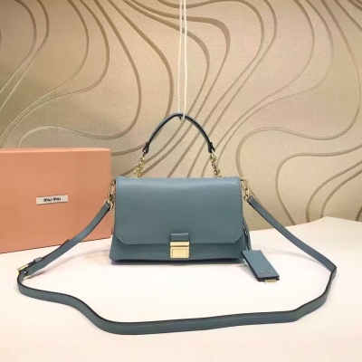 【MiuMiu】2016春夏款5BD017#【裸粉】採用頂級進口南非小牛皮淺金五金綿綢襯裡、內裡隔層，絕對大容量包包做工、皮質、五金可媲美專櫃，可手提、肩背、斜挎用尺寸：22x13x8cm