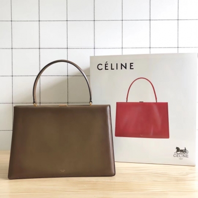 CELINE CLASP新款手提包，並且能肩挎手挽，採用天然小牛皮，手柄金屬扣，襯裡2個內側隔層，內側中央拉鍊口袋，看似端正款式，帶著復古的味道，也能酷酷達配使用！尺寸：32 X 22 X 8 cm