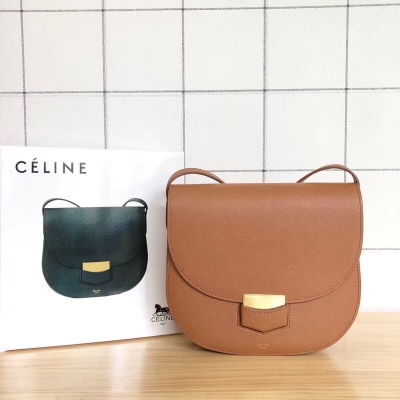 Celine 新色掌紋牛皮馬鞍包 外牛皮，內羊皮 尺寸:19-6-17cm(小號) 尺寸：23-6-20cm(大號) 型號:8837,8857