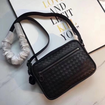 BV BOTTEGA VENETA 最新款斜挎包 一直著重品質與技藝結合。採用打蠟胎牛皮配合臻致完美的手工技術 為旗下皮革精品贏得品質超卓的讚譽 尺寸：22*15*6