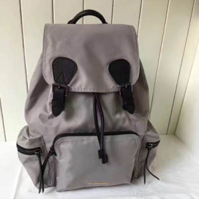 Burberry專櫃 The Rucksack 男士軍旅背包。大號40154791。 採用柔韌的防水尼龍布料拼接牛皮搭配。既輕便又實用。 旅行首選哦 需要注意的是男款是槍色五金、背帶不帶鏈條的哦。31.5*14*38cm