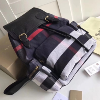 Burberry巴寶莉「The Rucksack 軍旅背包」為時裝秀主打配飾，大號款式臻選耐用 Canvas 格紋裁片製成，搭配考究的粒紋皮革飾邊。肩背帶採用舒適的加墊設計，其柔軟休閒的包型可追溯至 20 世紀初期歷史檔