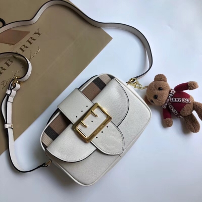 Burberry巴寶莉 配全套包裝。型號6102. Burberry 專櫃新品The Buckle 搭扣包 臻選粒紋皮革材質 小號款式適合裝納隨身物品 彰顯多功能實用主義 可肩背或斜挎 21*7.5*17cm