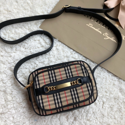 Burberry巴寶莉包包 黑色 購入正品開模 訂制一個月五金純棉布 市場獨家首發 只做原單品質 巴寶莉 Vintage復古格紋斜相機包 男女同款 純棉帆布 針織密度大 紋路清晰自然 包邊拼接小牛皮 M5拉鎖頭 款式時髦