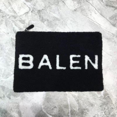 Balenciaga巴黎世家 最新款 羊羔毛字母手包，皮毛一體，內裡羊皮！字母也是做的非常完美！潮人必備款 造型隨便凹 尺寸：34*1.5*23