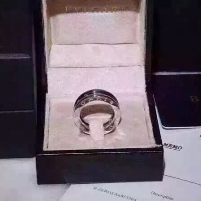 寶格麗新款Astrale系列耳訂，一面帶鑽一面bvlgari字母！正品售價5W以上！是18k真金真鑽！我們是925銀鍍鉑金！做到視覺辯不出真假！