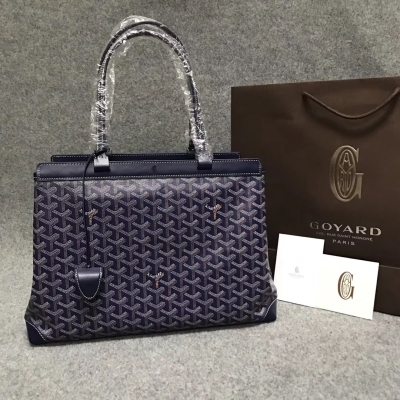 Goyard（戈雅）成立於1853年，已超過150年的歷史，面料以麻，棉及大麻纖維混合織成後再塗上光面的樹膠醛醣 秋冬新品來襲 全新設計增添了防雨與避免窺視的遮罩，此包特別處可通過閉合夾扣開關包袋，絕對不怕撞包 Bell