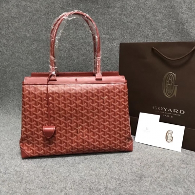 Goyard（戈雅）成立於1853年，已超過150年的歷史，面料以麻，棉及大麻纖維混合織成後再塗上光面的樹膠醛醣 秋冬新品來襲 全新設計增添了防雨與避免窺視的遮罩，此包特別處可通過閉合夾扣開關包袋，絕對不怕撞包 Bell