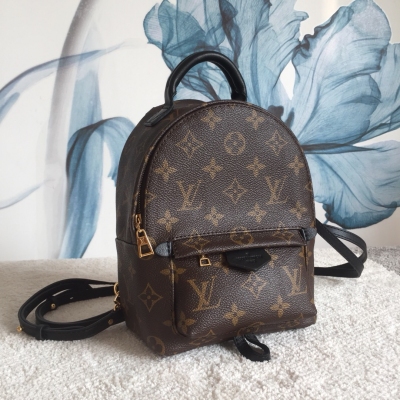 LV路易威登 Louis Vuitton MONOGRAM BACKPACK MINI 雙肩包M41562Nicolas Ghesquière賦予此款背包驚人的風格變化，將一件樸素的日用品變為一款時髦而極度迷人的都市包袋