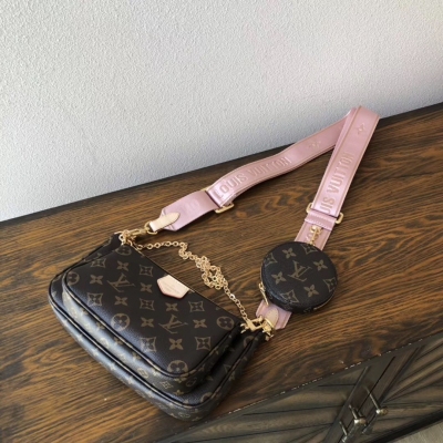 LV路易威登 新品 Favorite 三件套 LOUIS VUITTON M44813手袋以Monogram帆布製成的一款小巧輕便的三件套手袋可手提可斜挎搭配小掛包一包多用 它是你出席任何場合都可以攜帶的經典款式～尺寸：