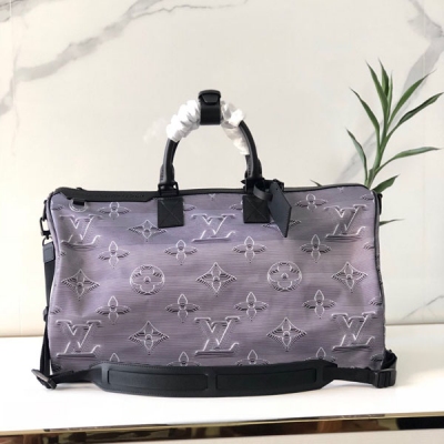 LV LOUIS VUITTON 路易威登 M44939雙面幻彩 KEEPALL 50 旅行袋（配肩帶）藝術總監Virgil Abloh以新穎的設計概念為品牌鍾愛的KEEPALL 50旅行袋注入清新氣息，引領潮流，更顯驚