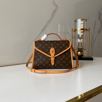 LOUIS VUITTON 新款來襲 凱莉郵差包M44919到貨 經典花料扇形扣凱麗bag，凱麗包一直在時尚界很受歡迎，國際網紅，時尚博主，明星名模，都遊走在時尚最新發佈與復古的經典路上，稍作改動，將極致的完美詮釋，搭配