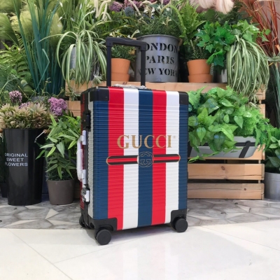 GUCCI古馳拉桿箱 潮流新款 彈跳 拉杆 回頭率爆棚 一線品牌 品質極高 全鋁鎂合金登主機殼，一線品牌，名不虛傳，奢侈表現每一個配件及工藝上：使用1.2厚度鋁材，GUCCI專利雙排萬向靜音飛機輪，品牌商指拉杆，就連每一