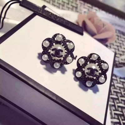 Chanel 時尚拼色始終佔據主流經典黑白配並不過時，[得意]反而襯托出高雅不俗的氣質！