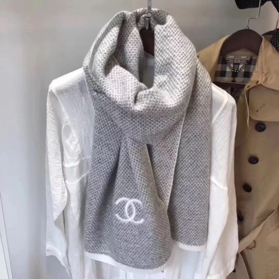 Chanel coco小姐經典系列.純純的尾單.面料完全客供.奢華的95%喀什米爾山羊絨.原料奢華到驚歎.選材選用了邊境最最乾淨的羊絨.無雜質無添加零污染 且必須達到38mm長度.要知道這樣的羊絨已經是頂級極品的.5%