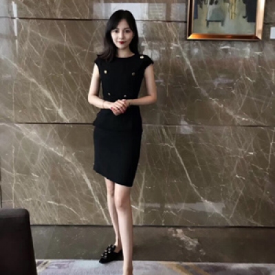 Chanel香奈兒 傲嬌的小黑裙，重磅面料 內裡真絲材質，不挑人，而且藏肉顯瘦，任何場合一條小黑裙都能搞定！現貨發售 SML