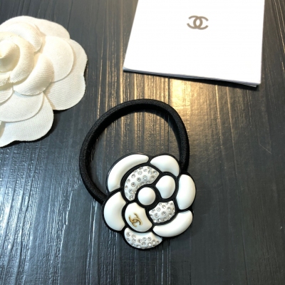 Chanel香奈兒 小香奈頭繩 上身又仙又酷 還十分親膚 大愛啊～ 國內外明星名模都已紛紛上身 快快收入囊中