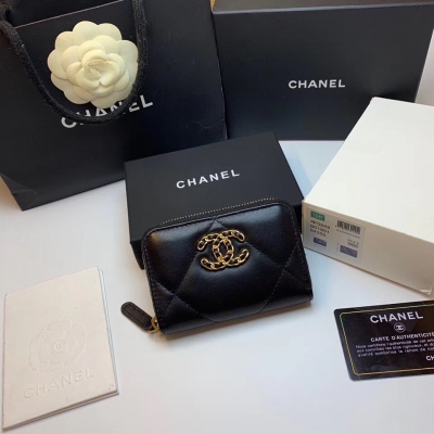 CHANEL香奈兒 新款拉鍊零錢包 今年最新logo搭配大菱格，採用進口小羊皮與復古五金…卡包容量比較大，裡面有三個隔層放硬幣紙幣卡都很方便！款號p0945尺寸7.5×2×11cm