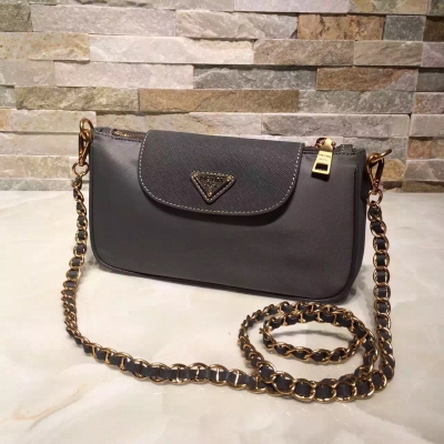 Prada BT0779#現貨頂級降落傘尼龍布料配十字紋牛皮，可手拿斜背，精緻小巧，出門攜帶方便實用