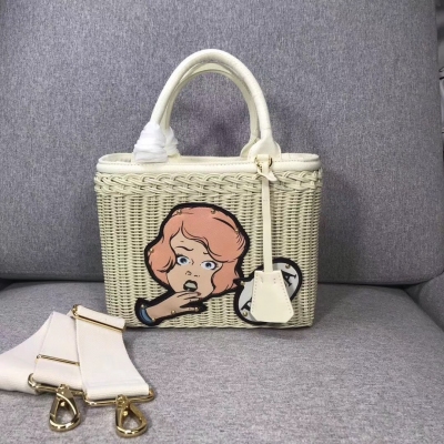 【普拉達新品】Prada 藤籃包 出貨啦。呈小箱子形狀 精緻輕巧 復古的造型加上田園氣息 仙到炸裂 為行頭增添不少法式風情，定制麻質面料 拉絲金屬配件，搭配重工打造的藤籃筐，夏日氣息滿滿～度假出行超輕便。尺寸：28*13