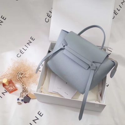 原單 CéLINE Belt Bag 鯰魚包 27CM Celine在IT Bag的世界裡總是占著一席之地 設計師Phoebe Philo設計出一款款風靡時尚圈的當紅IT Bag 鯰魚包(Celine Belt) 現在紐