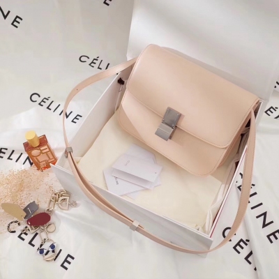 Celine原單 手抓紋 Céline Classic Box的鎖扣設計秉承了CéLINE一貫的簡約大氣復古風範 包身也沒有搶眼的裝飾點綴 但是就憑這股難得的極簡魅力 讓大眾女性愛不釋手 尺寸：24cm 款號：16417