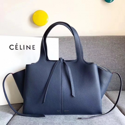 CELINE TRI-FOLD 最新烏賊包全新登場，和囧臉包相似的標誌性倒T型設計、原單級別，內外全皮！小尺寸：32-12-23cm / 大尺寸：37-11-26cm 型號：7766.7767 平紋淺王拼羊猄