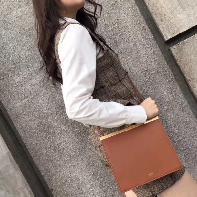 Celine 2017新款 MINI CLASP 夾子包，全新上市，五金是鍍18K黃金做成哦，3個內側信用卡槽，小胎牛皮+羊皮，手感超正！尺寸：23X20X4cm 型號:8862