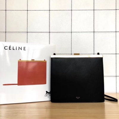 Celine Mini CLASP 同樣高出鏡率的 Mini Clasp 則要小巧得多，包型接近於正方形，金色復古搭扣更為顯眼，可肩背、斜挎或者手拿，能夠為你一身簡約搭配增添亮點。五金是鍍18K黃金做成哦，3個內側信用卡