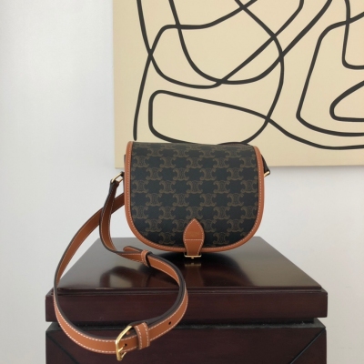 CELINE FOLCO 秋冬新品 延續凱旋門 復古斜挎 耐看經典印花一點都不老套 尺寸：18-16-10