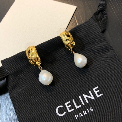 CELINE 恰到好處的設計質感盡情展現。無論大方得體的正裝，還是簡約幹練的休閒服，頸間光彩都能使人魅力爆燈