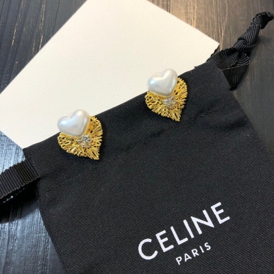 CELINE 耳環到好處的設計質感盡情展現。無論大方得體的正裝，還是簡約幹練的休閒服，頸間光彩都能使人魅力爆燈