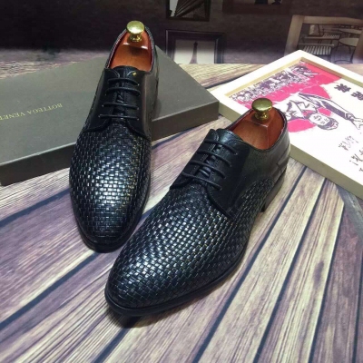 新品潮流來襲【BOTTEGA VENETA】【寶緹嘉】原版複刻男士休閒型正裝系列！時尚界有這樣一個說法廣為流傳當你不再需要用什麼來表達自己的時髦態度時可以選擇普拉達向來以其低調的高貴備受讚譽憑藉的是其貨真價實的奢華品質