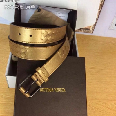 Bottega  Veneta  正品同步原單腰帶細節鑒賞。 【全層胎牛皮純手工編織藍色帶身： 【正品品質：皮質特點、柔韌自然皮感十足 【配同步標誌槍色針扣永不掉色！