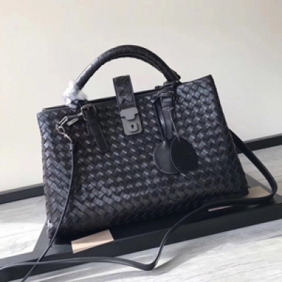 BV BOTTEGA VENETA 7453Roma羅馬包,義大利Vicenza維琴察代工廠,進口胎牛皮,真心好看胎牛皮自然紋理和光澤都覺得質感十足,內裡做工都精細到無懈可擊！純手工編織,綿密有序,質感強烈的立體感！最重