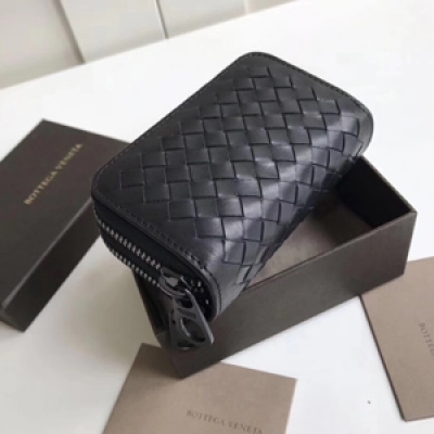 BV BOTTEGA VENETA 120746雙拉零錢鑰匙包 裡外全配胎牛皮 原廠特定胎牛皮 純手工編織 SIZE：12cm，胎牛皮鑰匙包，好品質推薦！雙拉鍊設計還可以放零錢