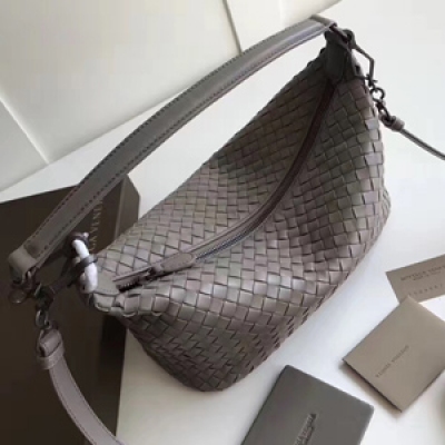 BV Bottega Veneta9843升級版 盛夏出行百搭包 新款三用女包，手提，單肩 斜挎統統ok 進口愛爾蘭羊皮 這皮質的質感跟光澤度你們自己感受下 內配豬皮裡 size：27*17*13cm