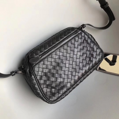 BV Bottega Veneta 新款春夏系列相機包 釆用羊皮編織斜挎女包23cm，輕便小巧精緻，怎麼背都百搭