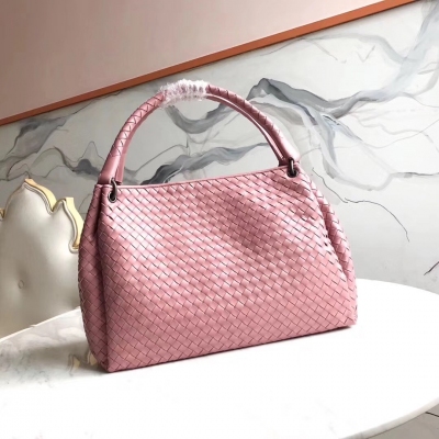 BV Bottega Veneta 9454 採用頂級羊皮 純手工編織 綿密有序 內裡豬皮 編織強烈的立體感 上手十分有份量 獨特氣場可不是每款包都能做到 size35*26*15