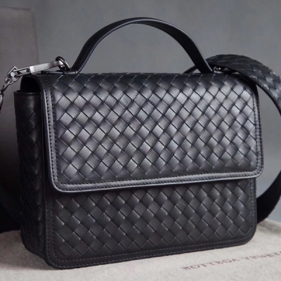 BV Bottega Veneta 522922新上市女士手提包小巧精緻，採用胎牛皮精心打造設有時尚潮流大版帶搭配，設計簡潔時尚，反蓋式設計有合蓋吸扣，安全感滿滿嘀，24*17*7