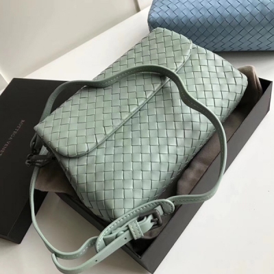 BV BOTTEGA VENETA 3589經典款單肩斜挎女包，翻蓋小包 ，誰也抵抗不了小包的誘惑，歐洲綿羊純手工編織 24x15x8