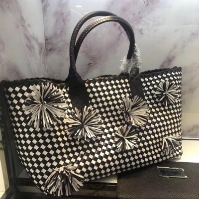 BV BOTTEGA VENETA 5211bv秋冬新品花絮列系雙層羊皮內有小包一個 此款官方稱為購物袋shopping bag是老工匠們巧手打造把大小花苞一個一個手工縫製還要加以訂型 讓其盛放尺寸 40*28*16