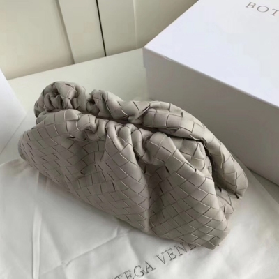 BV BOTTEGA VENETA 576227超上腦 超上腦 BV的逆襲之路從這期早秋THE POUCH系列雲朵包開始 瘋傳時尚圈 掀起熱潮的一款 ！斷貨斷貨斷貨…一枚難求 超難買 不分年齡不分季節更不分場合 非常有腔