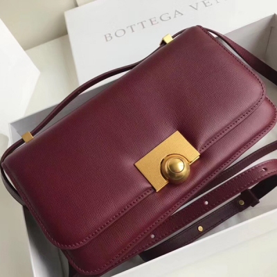 BV BOTTEGA VENETA 578009Ronde bag 已入坑 高級感設計非常簡約 無需更多修飾 簡簡單單的一個box金屬復古扣 時髦大氣 每一只顏色都很好看 加上它的壓紋和內裏全皮低調高級又耐看 肩帶可調節