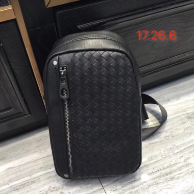 BV BOTTEGA VENETA 胸包是沿襲BV工藝所推出的全新男裝必備配飾。完全採用結實柔韌的皮革手工編織製作，背面輕柔加襯，搭配方便取用的正面口袋，配以標誌性的金屬色配件，肩帶可輕鬆調節，方便斜挎攜帶。