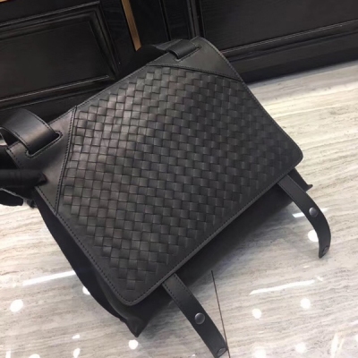 BV BOTTEGA VENETA 斜背包又出新款啦 皮質還是咱們家一直以來採用的進口打蠟胎牛皮 男款斜挎包 配肩帶 30*12*25